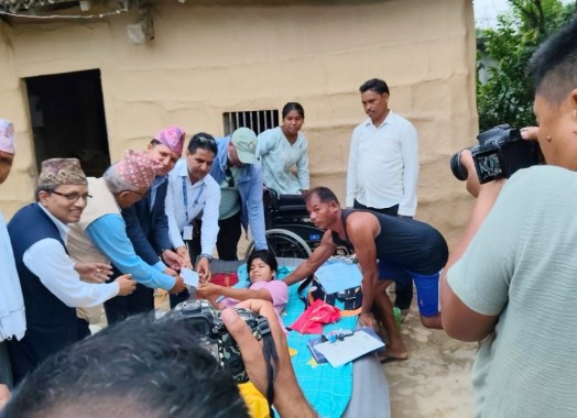 मिति २०८३/०३/२४ गते प्रमुख जिल्ला अधिकारीको नेतृत्वमा मधुवन नगरपालिका वडा नं. १ मा उठबस गर्न नसक्ने १७ बर्षकी बालिकालाई घरमै गई नेपाली नागरिकताको प्रमाणपत्र प्रदान गरिएको छ ।