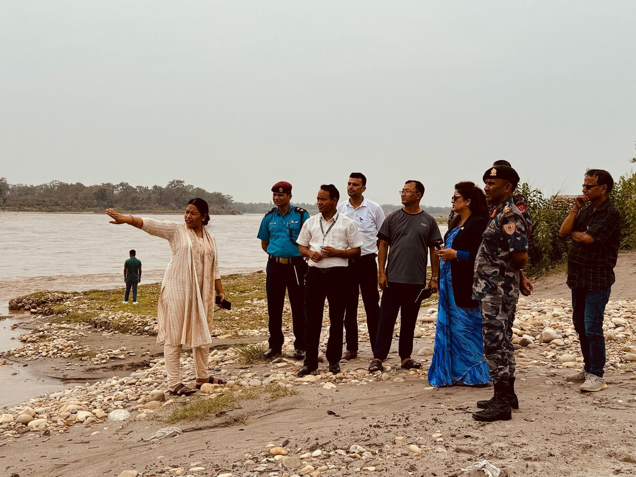 मिति २०८१/०३/१२ गते प्रमुख जिल्ला अधिकारी सहित सुरक्षा निकायका प्रमुख सहित राजापुर नगरपालिकाको भ्रमण, नगरपालिकामा भएको विपद् व्यवस्थापन तयारीको जानकारी तथा कर्णाली नदी तटीय क्षेत्रको निरीक्षण